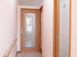 プライバシーに配慮し、扉はユニットごと分けています。室内もきちんと仕切られています。ふわふわの赤い足折れタイプのユニットと足をのばせるピンクのユニットがございます。