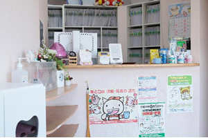 できるだけリラックスしていただけるようにアロマ空気清浄機を設置しています。歯磨きスペースにはおすすめの歯磨き粉などを置いています。