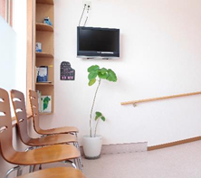 できるだけリラックスしていただけるようにアロマ空気清浄機を設置しています。歯磨きスペースにはおすすめの歯磨き粉などを置いています。