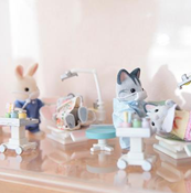 できるだけリラックスしていただけるようにアロマ空気清浄機を設置しています。歯磨きスペースにはおすすめの歯磨き粉などを置いています。